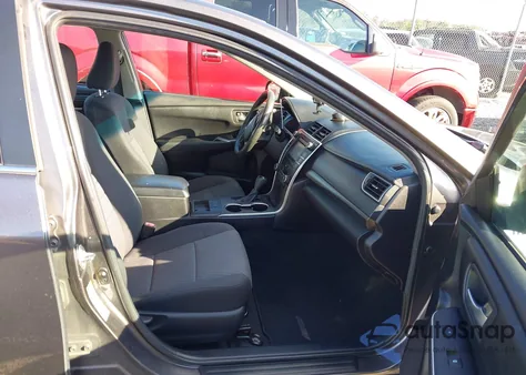 2015 Toyota Camry Hybrid Le z USA, uszkodzony, nr VIN 4T1BD1FK2FU173379